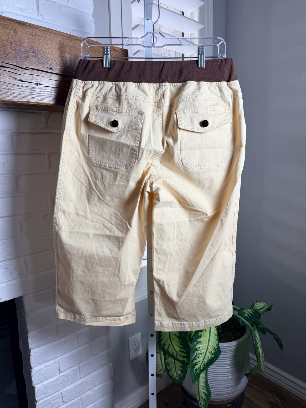Flamingals Drawstring Button Decor Mid Waist Straight Leg Capri Pants - Picture 6 of 7